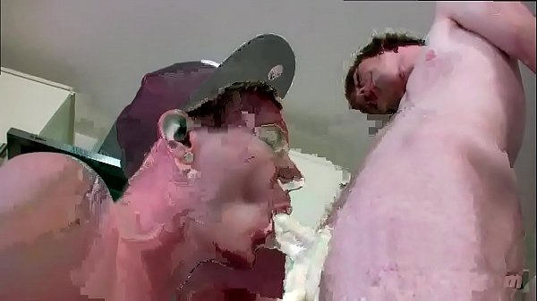 Hommes jouissant de films porno gay Un repas à trois plats de bite!