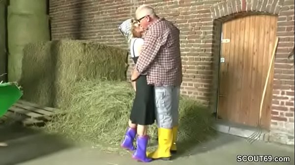 Mamá solo piensa en follar y agarra al primero que viene