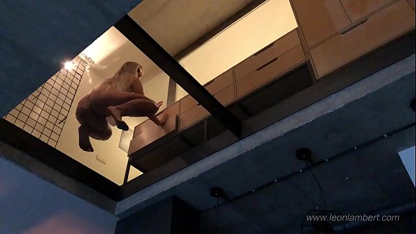 Voyeure meine vollbusige Frau vom Glasboden aus, um ihre Titten und ihre geschwollene Muschi zu sehen