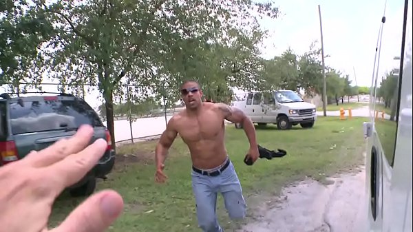 Köderbus – Der muskulöse Adonis Robert Axel wird dazu verleitet, Cole Harveys Arsch zu ficken