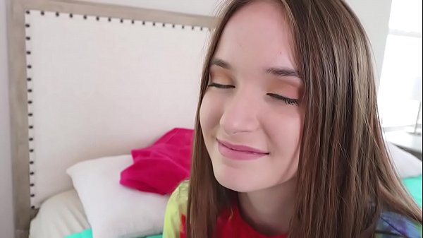 Die süße brünette Stiefschwester (Hazel Moore) wichst ihrem großen Stiefbruder einen runter