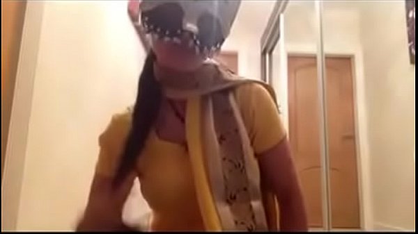 Indian hot babe masturbates.