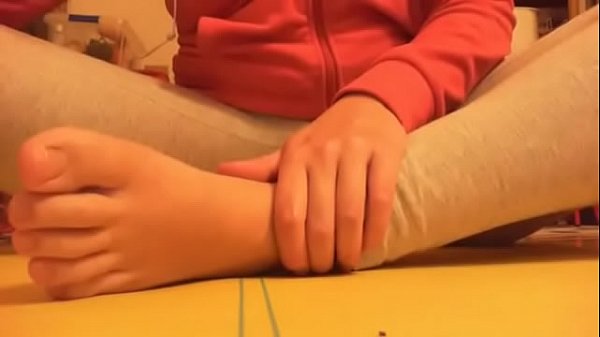 Una bellissima raccolta di video di piedi sporchi e sudati per il tuo piacere