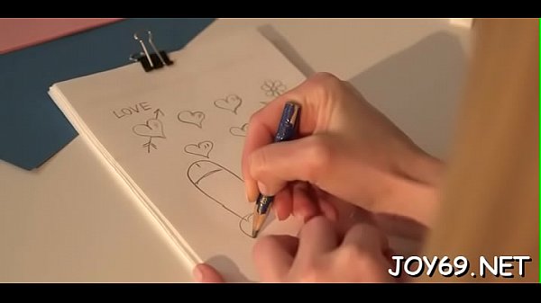 Una ragazzina succosa gioca con la figa usando le sue lunghe dita glamour