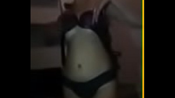 Ragazza esotica che balla in topless