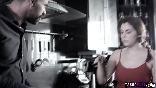 La calda cameriera europea Valentina Nappi è stata sfruttata e scopata da un ricco pervertito di nome Charles Dera.