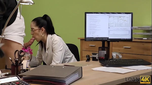 PRESTITO4K. Uno sconosciuto, che lavora in un ufficio prestiti, soddisfa una ragazza con il sesso