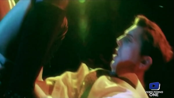 La strip-teaseuse aux gros seins Elke a besoin d'une bonne bite