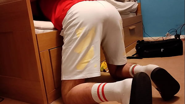 Kerl in Socken und Pantoffeln wird von Monster gefressen