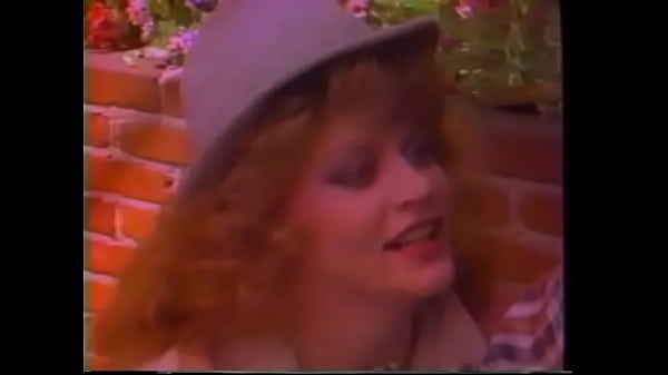 La inteligente detective pelirroja Lisa De Leeuw del departamento comenzó a sospechar que el jardinero estaba preocupado por su inmenso maestro cuando lo vio aplastando los restos de un costoso cigarrillo.