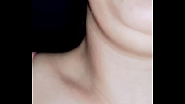 Mein Chef fickt mich reich, während ich den Hahnrei meines Freundes anrufe