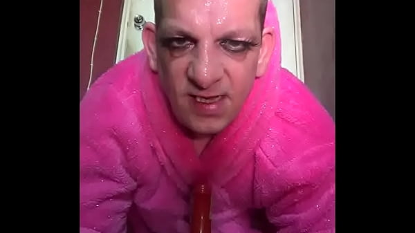 मार्क राइट दो डिल्डो लंड की सवारी करता है लेकिन चाहता है कि उसके पास तीन असली लंड हों, दो उसकी गांड में और एक उसके मुँह में