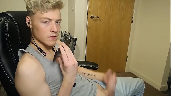 Chico británico hablando sucio con su chica por teléfono mientras se masturba