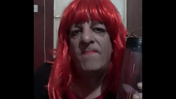 bisessuale travestimento gay mark wright vuole così disperatamente provare la pipì di un altro uomo mentre ingoia più del suo