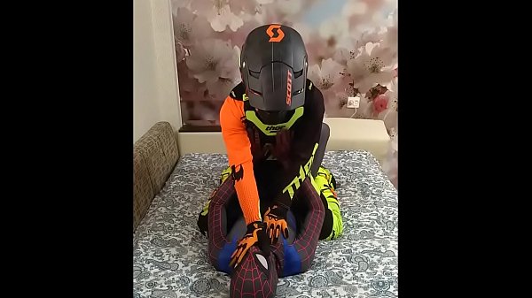 Spiderman e motociclista gay