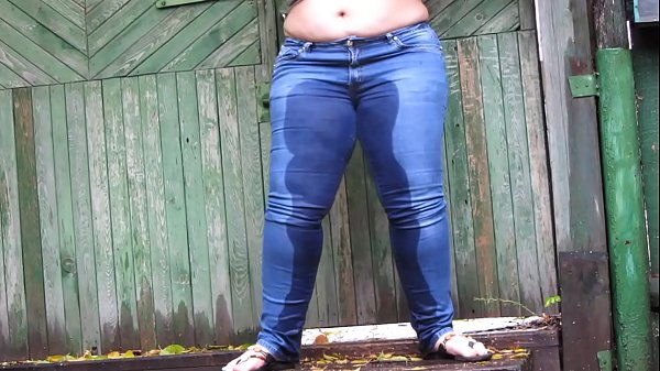 e scoreggiare in pubblico all'aperto. Amateur fetish compilation from chic bbw with big booty and hairy pussy.