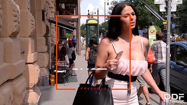 La ardiente Simony Diamond es follada por el coño y el culo por detectives