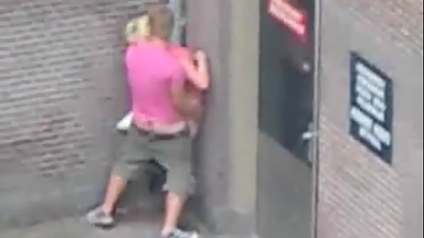 Jeune pote une milf se fait baiser contre un mur dans la rue
