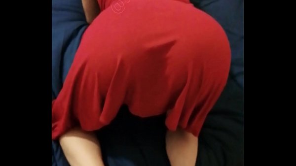 Giovane ragazza magra con un delizioso culo inculato alla pecorina