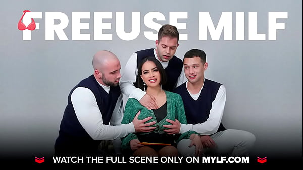 Dünne blonde heiße MILF-Chefin Kyaa Chimera hat Sex mit einem Angestellten bei der Arbeit