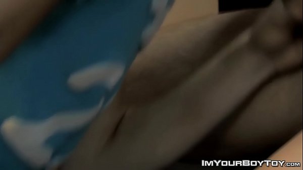 Succhia un cazzo crudo con un giovane stagista e il suo capo nella stanza delle fotocopie