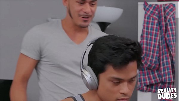 (Cesar Xes) scopa il suo compagno di stanza strano e ordinato (Max Blairwood) - Reality Dudes