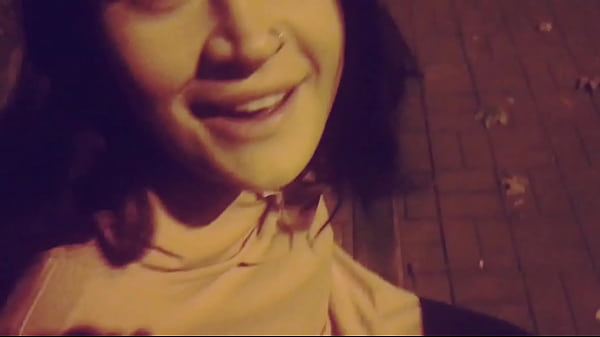 Un pompino rischioso ad uno sconosciuto in pubblico