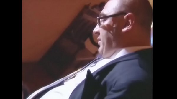 Roberto Malone - vestito, cravatta e tanto sesso