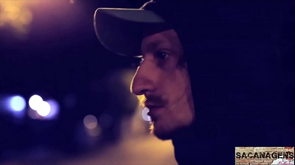 UNE ROUSSE COQUINÉE SE BRANLE DANS LA SALLE DE BAINS ET REÇOIT UNE PIPE D'UN ÉTRANGER