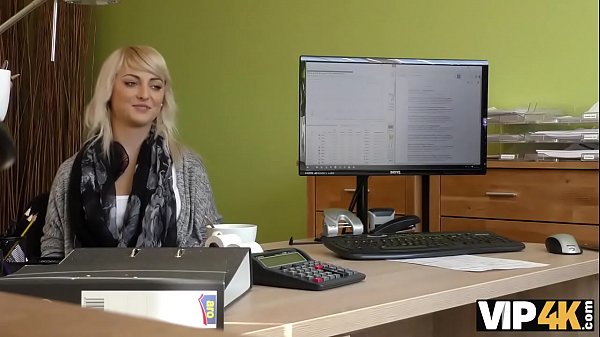 VIP4K. L'agent baise la chatte serrée du jeune homme puis il approuve le prêt des filles