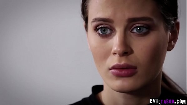 Der grausame Stiefbruder Brad Knight nutzt seine jungfräuliche Teenie-Stiefschwester Lana Rhoades aus, indem er Hausarbeiten erledigt und ihre enge Teenie-Fotze fickt.