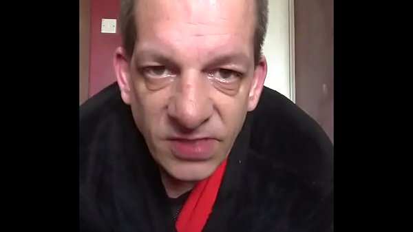 Mark Wright, il travestito bisessuale, vuole essere umiliato in cam mentre gli scopi il culo, gli pisci in bocca e gli sborri in fondo alla gola