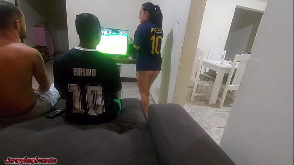 tive que fazer sexo com amigo do meu marido por causa de uma aposta, mas fiquei com tes&atilde_o e acabei fazendo DP com os dois