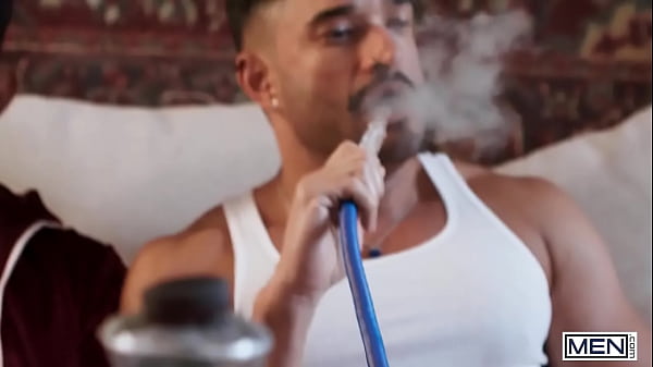 MÄNNER - Ram Sivan fickt den unteren Raj mit dem Löffel und zieht ihn dann heraus, um ihm eine Ladung ins Gesicht zu schießen