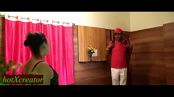 ¡Sexo duro con un repartidor inocente! Fóllame tanto como puedas