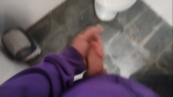 O pedreiro apareceu pra terminar o servi&ccedil_o e encontrou a patroa fazendo limpeza na &aacute_rea de piscina e convenceu ela entrar no banheiro e fazer um boquete