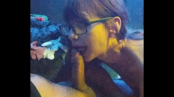 Unterwürfig schluckt gerne den ganzen Schwanz samt Eiern!