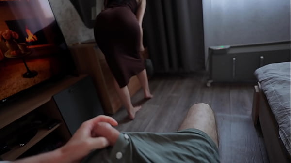 Madrastra atrapó a su hijastro con una erección y le ayudó a correrse rápido