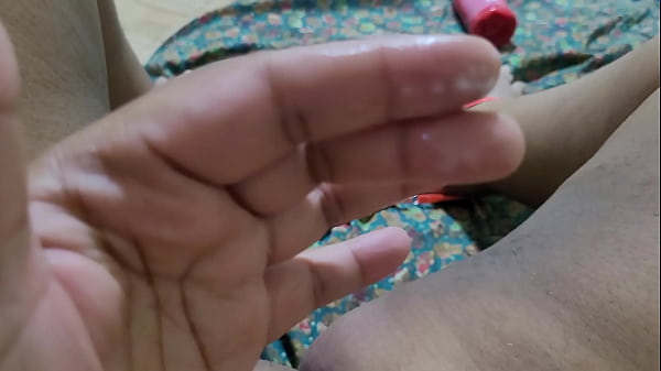 Professora manda vídeo para aluna se masturbando e com sua bucetinha pegajosa e eu dou um esguicho