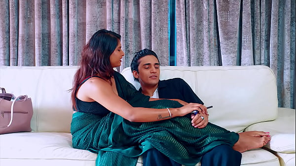 大胸部乳白色哥享受与她的 devar 的性交性爱