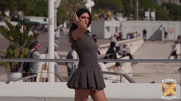 Laury, une vraie bombasse, se fait soulever par deux mecs