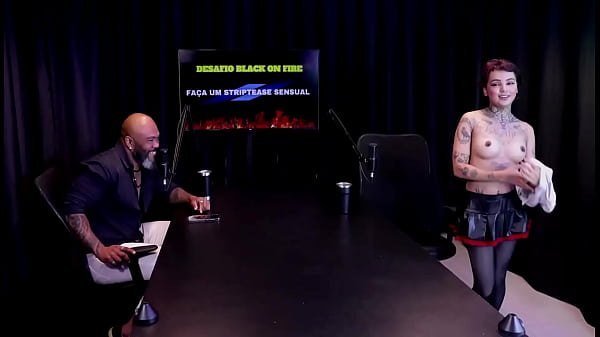 Estaba haciendo tratamiento antes de su turno, estaba nerviosa porque pensó que le iban a comer el culo, se hizo el tatuaje en una orgía, y su exposición... - Annie Clementine (MIRA EN: SHEER/RED)