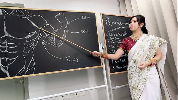 भारतीय फिटनेस ट्रेनर कट्टर सेक्स व्यायाम सिखाते हैं