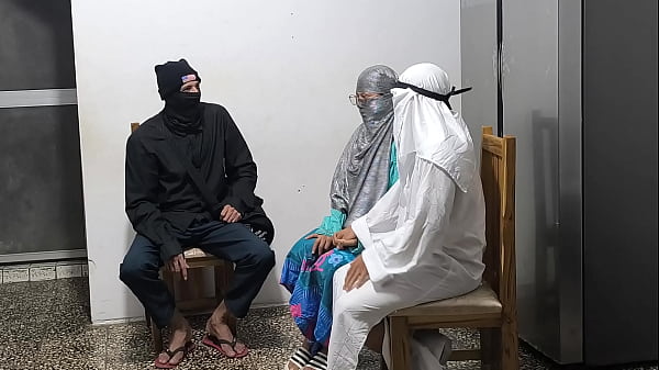 Rituale di corteggiamento arabo! Una coppia infedele chiede consiglio davanti a un pastore arabo e poi finisce per consumare la loro relazione. Porno arabo latino.