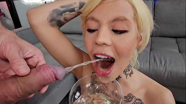 Mi profesor universitario me hizo chuparle la polla hasta que pasé el año COMPLETO EN SHEER/RED