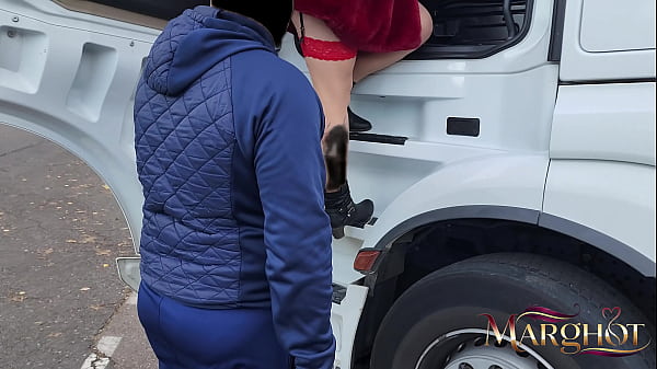 Una milf troia si mette in mostra nel parcheggio di un camion e viene scopata da un camionista