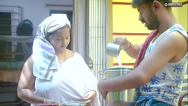 Desi Ấn Độ Sữa Người đàn ông Fucks Bhabhi ji sau khi nhìn thấy cô ấy khổng lồ Milky Boobs (Hindi Audio)