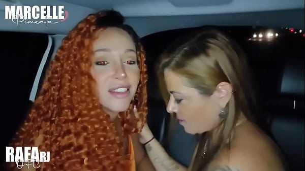 Quel marito lecca il culo di questa puttanella mentre io resto qui a guardare!