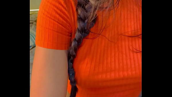 O enteado não consegue descansar no sofá, então observe sua madrasta se masturbando e transe com ela mais tarde na cama compartilhada Roseredvip