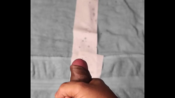 स्लो-मो में कमशॉट वीडियो में लड़का अपने टीन डिक को छेड़ते हुए झटके मार रहा है